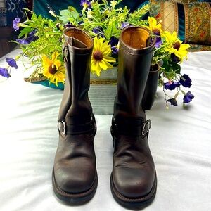Loblan brown boots for men size 9. Has gun holder to both side.